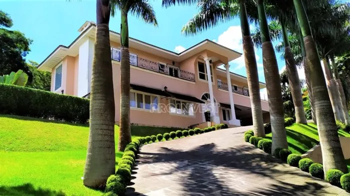 Casa de alto padrão em condomínio na Granja Viana.