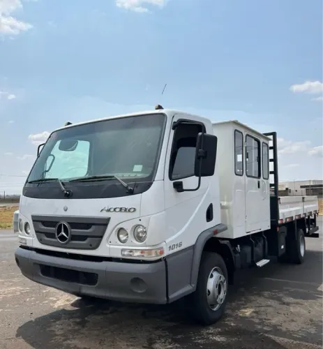 MB Accelo 1016 ano 2020 com cabine suplementar de 8 lugares, carroceria metálica, em SP