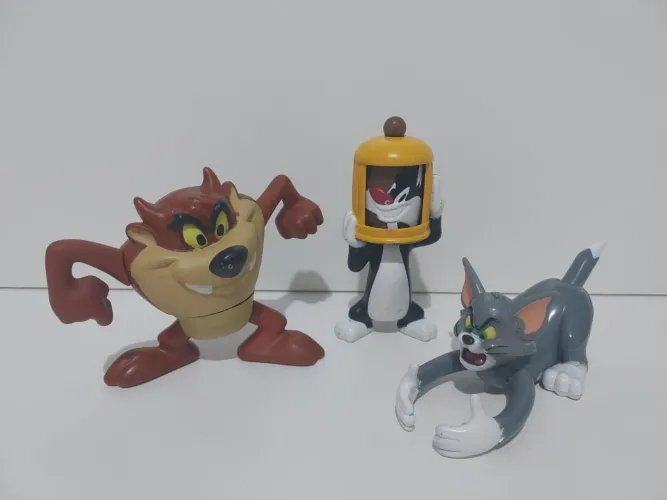 Trio de personagens do desenho animado Looney Tunes 