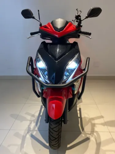 Elite 125 vermelha 2023, impecável acompanha baú, aceitamos moto na troca.    