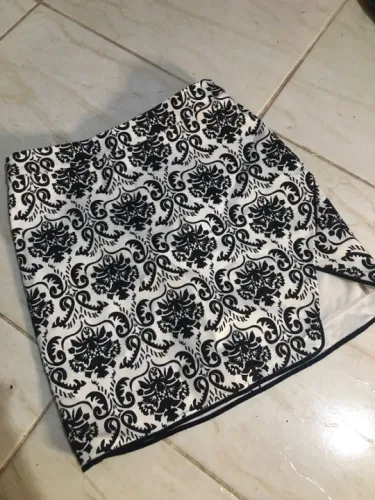 Saia branca estampada em preto