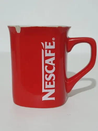 Caneca Nescafé Vermelha com pequeno defeito