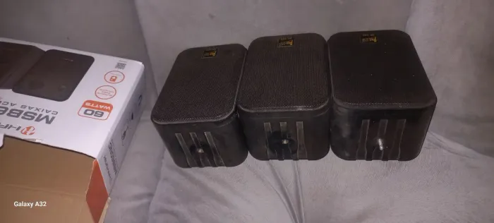 3 CAIXINHAS DE SOM EM ESTADO DE NOVAS