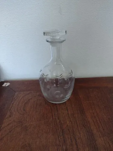 Garrafa de licor em vidro lapidado
