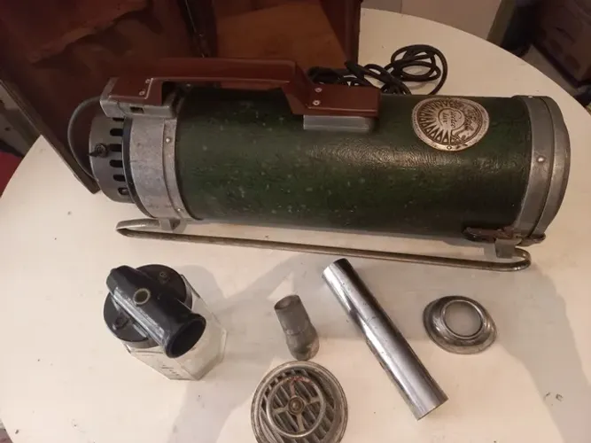 Aspirador de pó Electrolux antigo no estado 