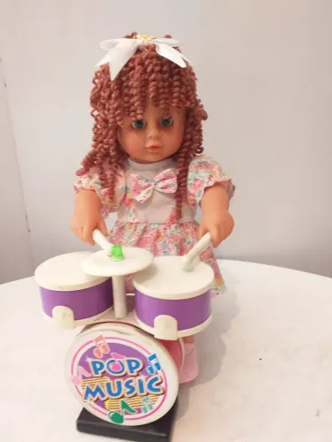 Boneca baterista funcionando 