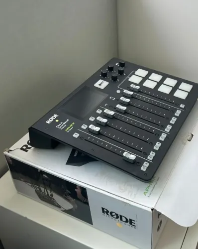 RØDE Caster Pro Mesa de Podcast Profissional - Interface Áudio Exelente Estado