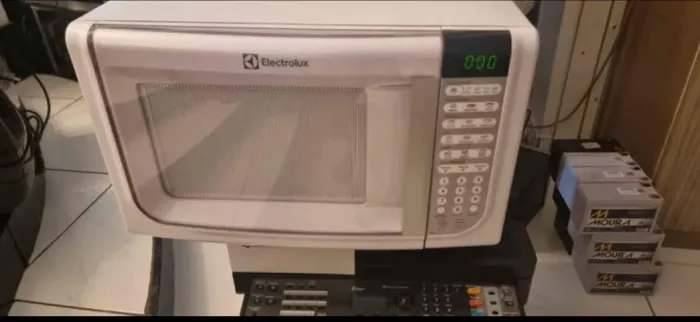 Microondas Electrolux 35 litros seminovo 
