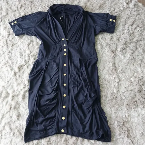 Vestido curto com botões dourados
