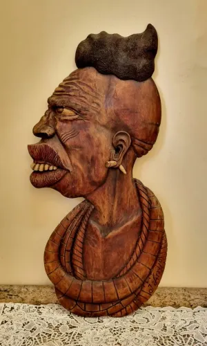 Escultura de Madeira de Homem Africano - J. Araujo