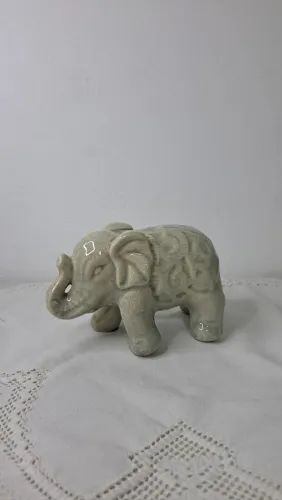 Escultura elefante em ceramica craquelada cinza claro