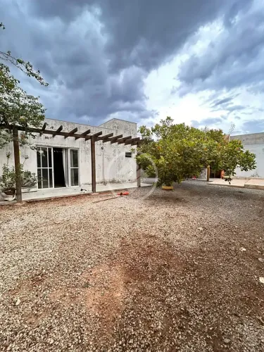 Vende-se casa construída em 02 terrenos c/ área total de 385 m2 , edícula com suíte , chur