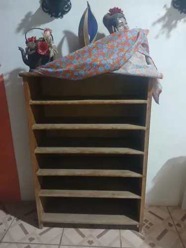 Estante de madeira com 6 prateleiras