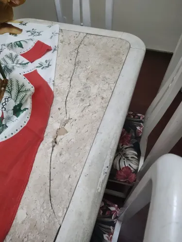 Mesa de jantar com 6 cadeiras - estrutura firme. (Madeira).