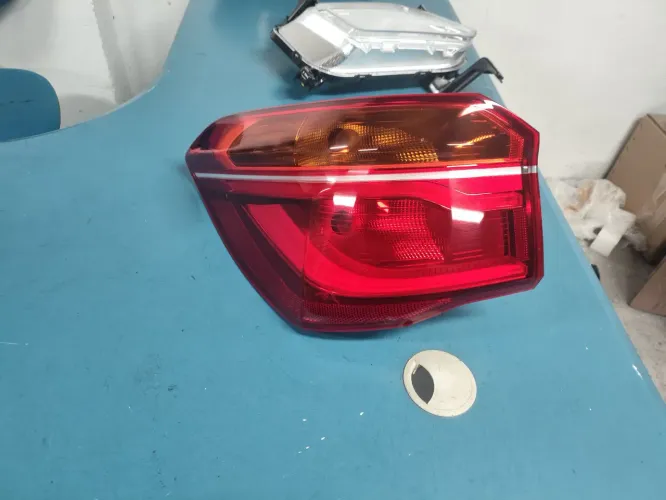 Lanterna BMW X1 lado esquerdo com detalhe de recuperação 