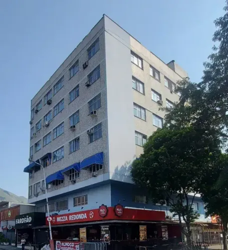Bangu, apartamento grande com RGI e vaga de garagem, ao lado do shopping.
