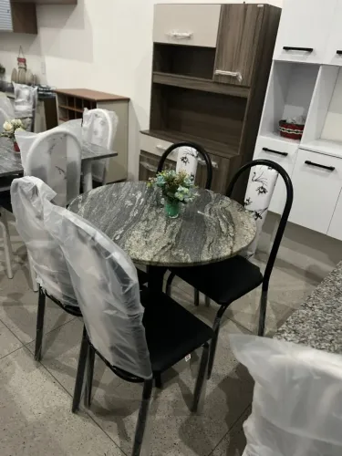"Requinte e Robustez para Sua Sala de Jantar: Mesa com 4 Cadeiras, Tampo de Granito e Estr