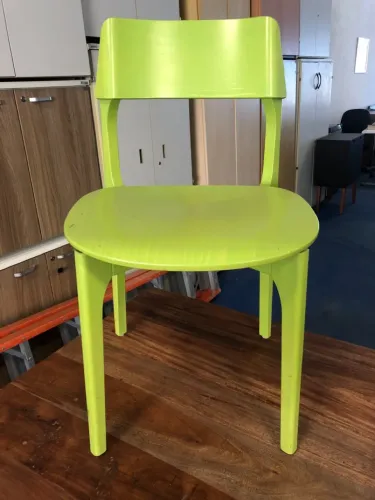 Cadeira fixa para vários ambientes 