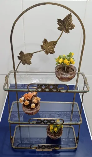 Prateleira Vintage Decorativa em metal e vidro