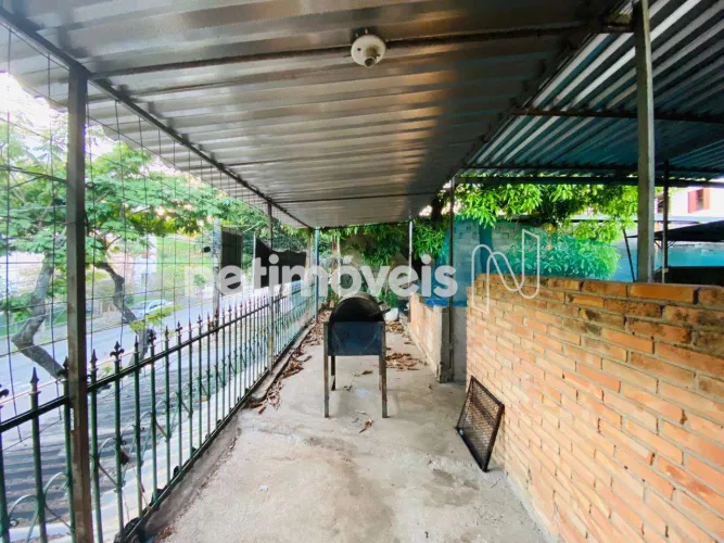 Casa Ampla com Loja Comercial à Venda