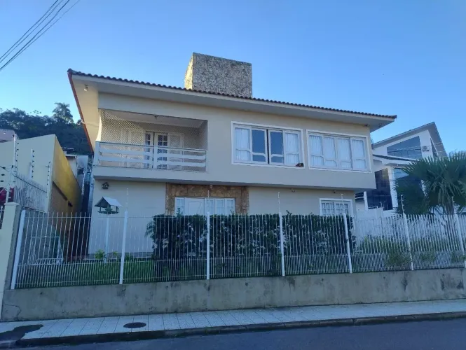 Casa de 4 dormitórios no Itaguaçu