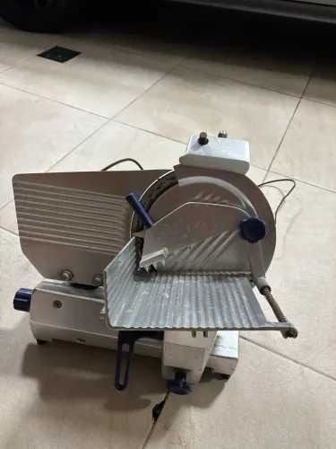 Máquina de cortar frios