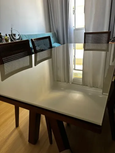 Mesa de Jantar Elegante com Tampo de vidro