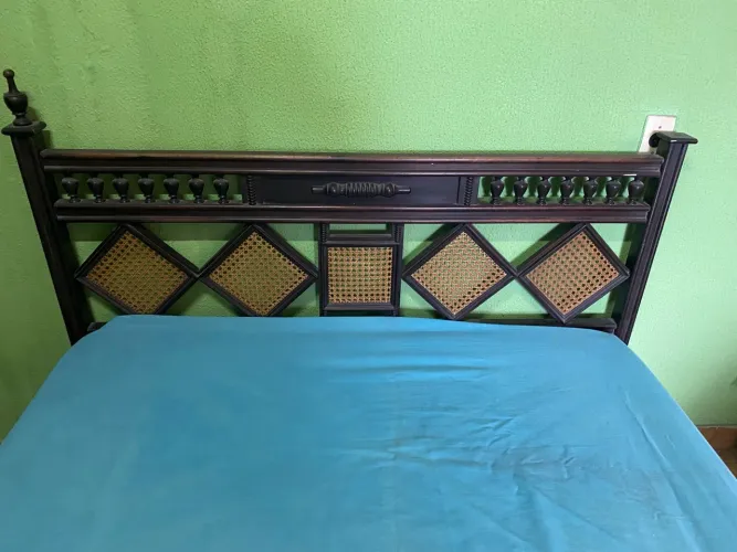 Três Camas de madeira maciça com cabeceira trabalhada