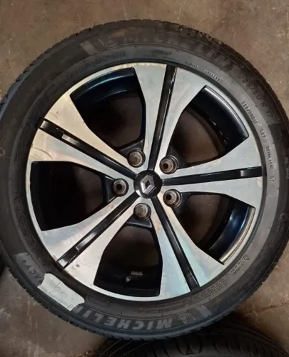 jogo de roda fluence GT com pneus(225/50 R17)um pneu com conserto