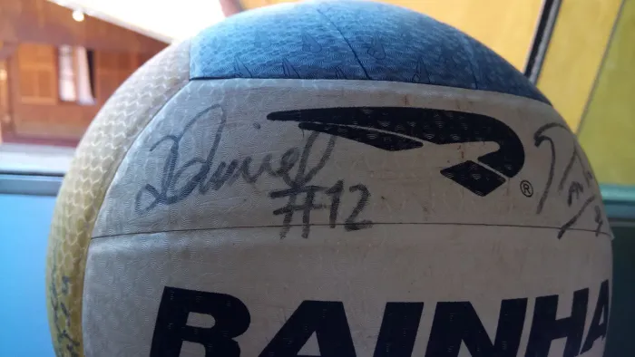 Bola de voley autografada pelo time supercampeão do Minas Tênis 2006 a 2009
