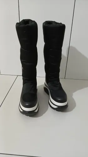 Botas Michael kors pretas com solado branco