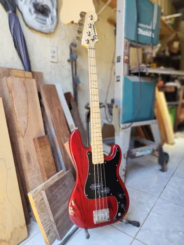 Baixo precision Kingwood (Petrônio luthieria)