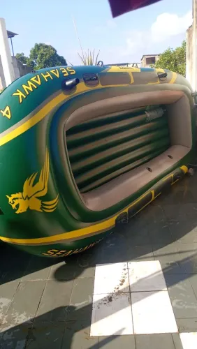 Bote inflável 4lugares com remos e bomba de encher 700,00 lazer e pesca aceito cartão 