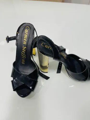 Sandália Carmen Steffens quase sem uso