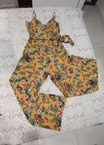 Macacão lindo importado