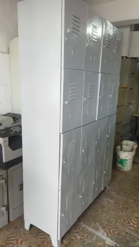 Armário roupeiro de aço com 16 portas R$ 1100,00