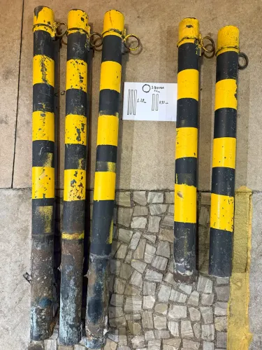 Poste Guarda Vaga Limitador Vaga Estacionamento Fixo Resistente em concreto interno