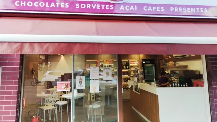 Loja Sorveteria Cafeteria Açaí Crepes Chocolates em operação Bacacheri