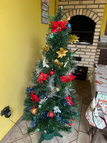 Árvore de Natal artificial com 1,40 cm com dalguns enfeites