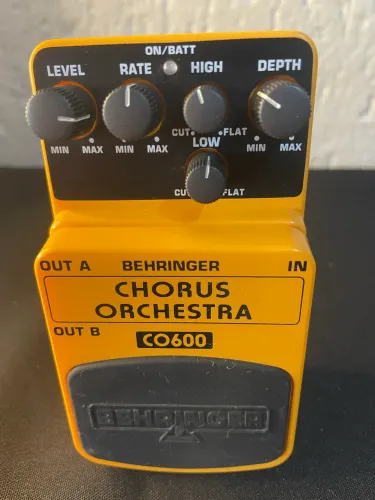 Pedal Behringer CHORUS Orquestra CO600
