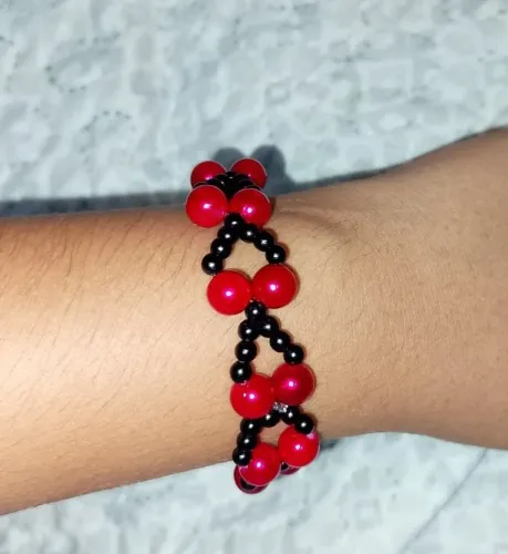 Pulseira vermelha e preta