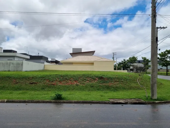 Terreno Terras: Terreno de 312 m² de Esquina na Rua Principal do Condomínio