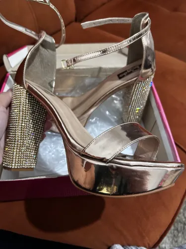 Sandália rose gold com Strass 