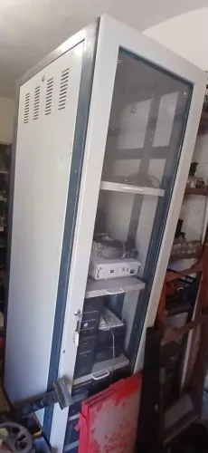 Armário em aço e vidro com prateleiras e chave