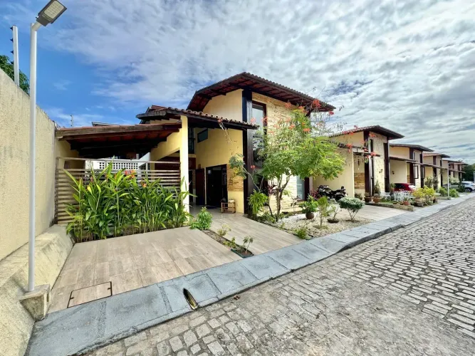 Casa de canto em condomínio na Lagoa Redonda com 170m², 4 suítes e 3 vagas por R$ 790.000