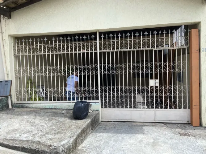 Portão de garagem e grade