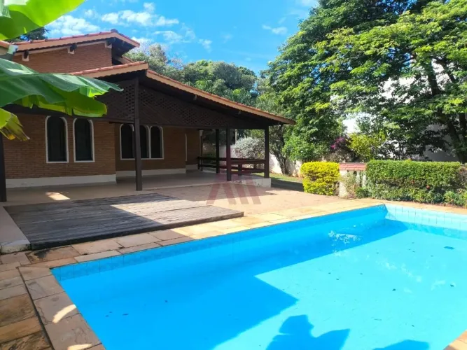 Casa para Alugar no Condomínio Marambaia, Térrea, com Amplo Jardim e Piscina.