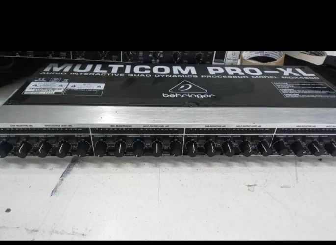 Behringer Multicom Pro-XL MDX4600 - Compressor/Limiter 4 Canais Profissional