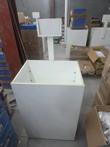 Cestão expositor em MDF