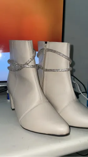 Bota moderna com brilho 